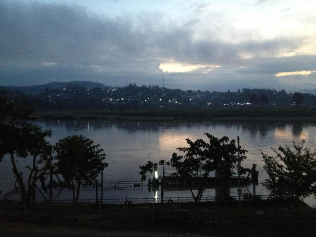 Day Waterfront Hotel Wiang Chiang Khong Exterior foto